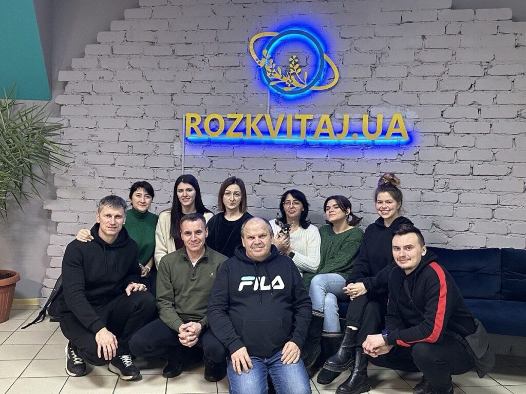 Команда волонтерів простору відновлення "Rozkvitaj.ua"