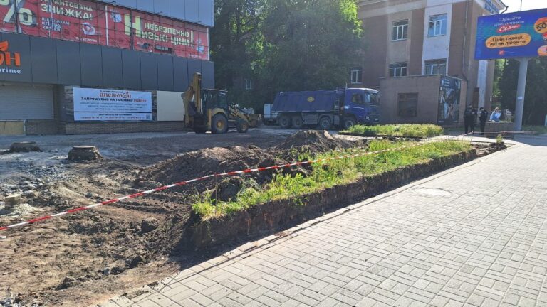 В Запорожье на проспекте возле Запорожской филармонии незаконно снесли клумбы (ФОТО)