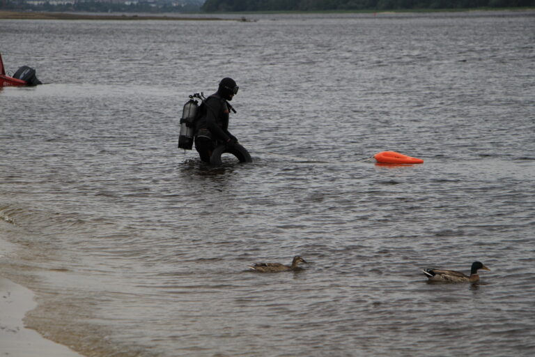 У Запоріжжі чистять берег та дно Дніпра: чи можна буде купатися влітку