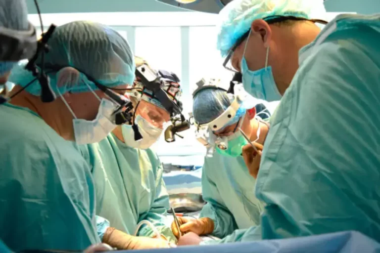 Запорожские врачи в сотрудничестве с киевским хирургом спасли жизнь девушке
