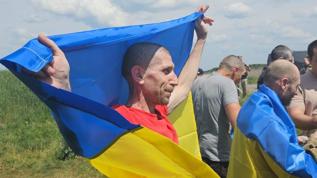 Україна 31 травня повернула з полону 75 військових та цивільних