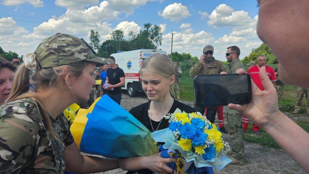 Україна 31 травня повернула з полону 75 військових та цивільних