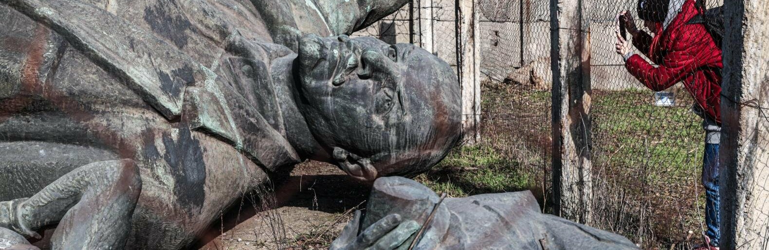 Продати Леніна: у Запоріжжі хочуть заробити на продажі пам’ятника. Згадуємо, як його демонтовували, та яка ситуація в інших містах
