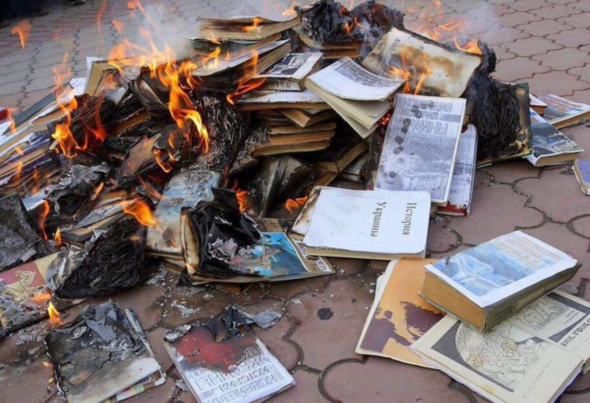Російський сенатор спалював українські книжки в Запорізькій області