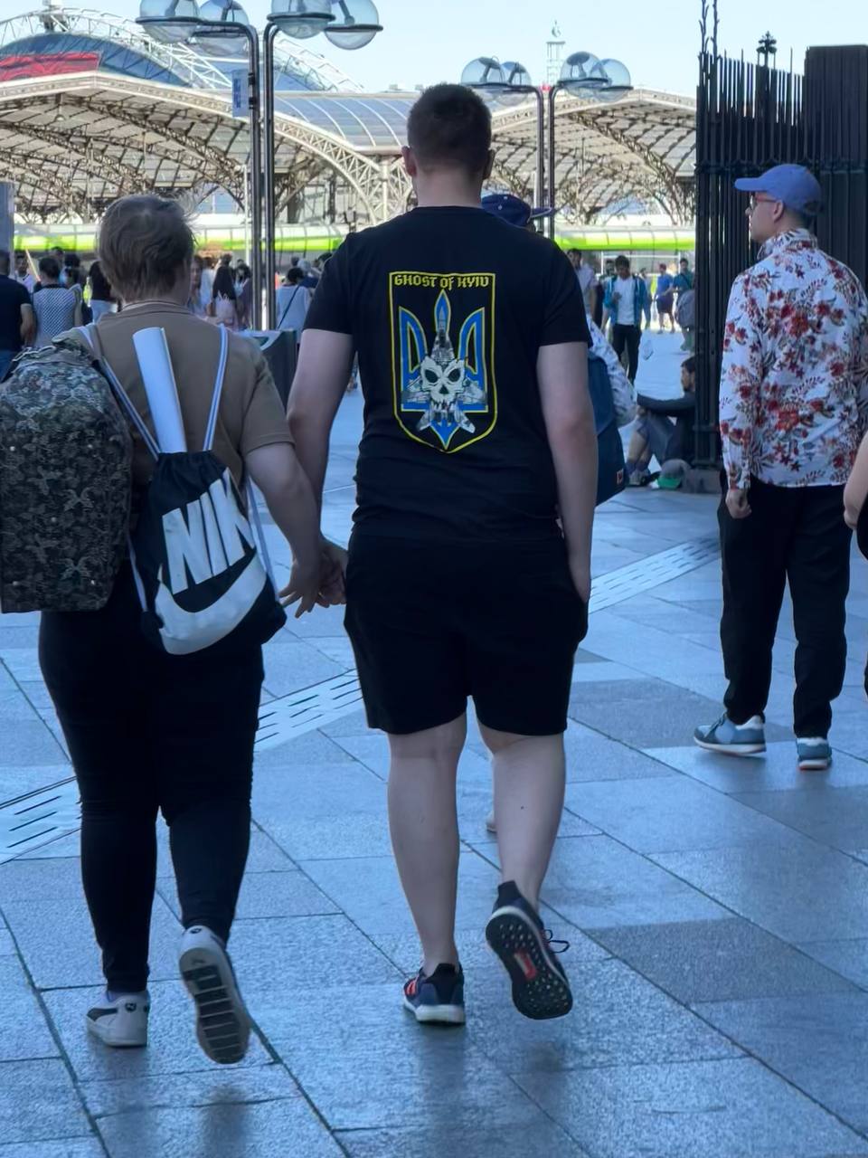 Громадянин Німеччини в футболці з українською символікою