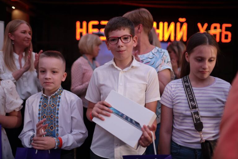 В Запорожье городской совет выдал детям поврежденные планшеты: что известно