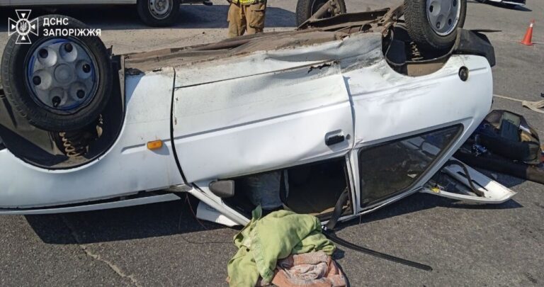 В Запорожье перевернулась машина: в каком состоянии пострадавшие (ФОТО)