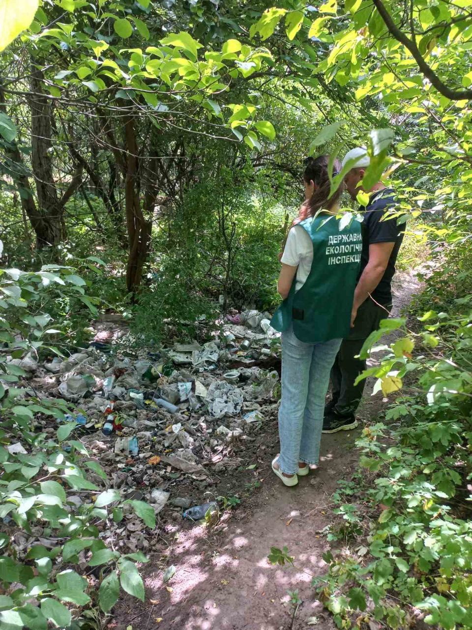 У Запоріжжі виявили нове незаконне сміттєзвалище біля річки