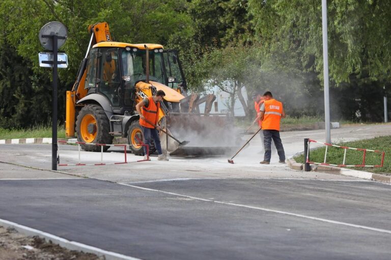 У парку Перемоги в Запоріжжі відновили дорогу після ракетного удару (ФОТО)