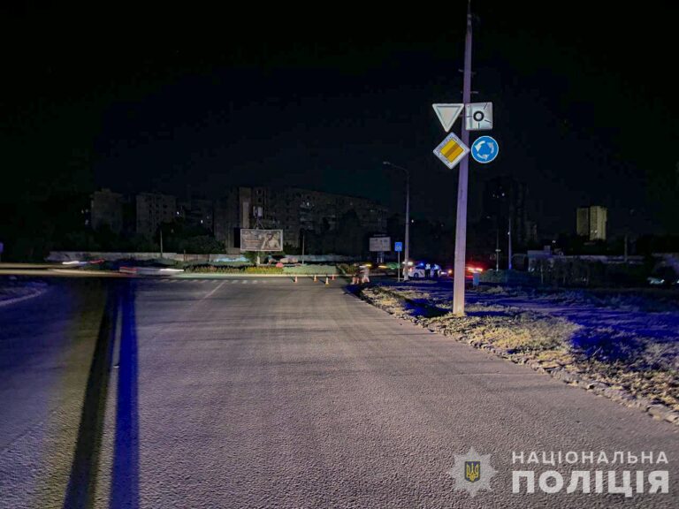 В Запорожье водитель сбил пешехода и скрылся с места происшествия: пострадавшего госпитализировали