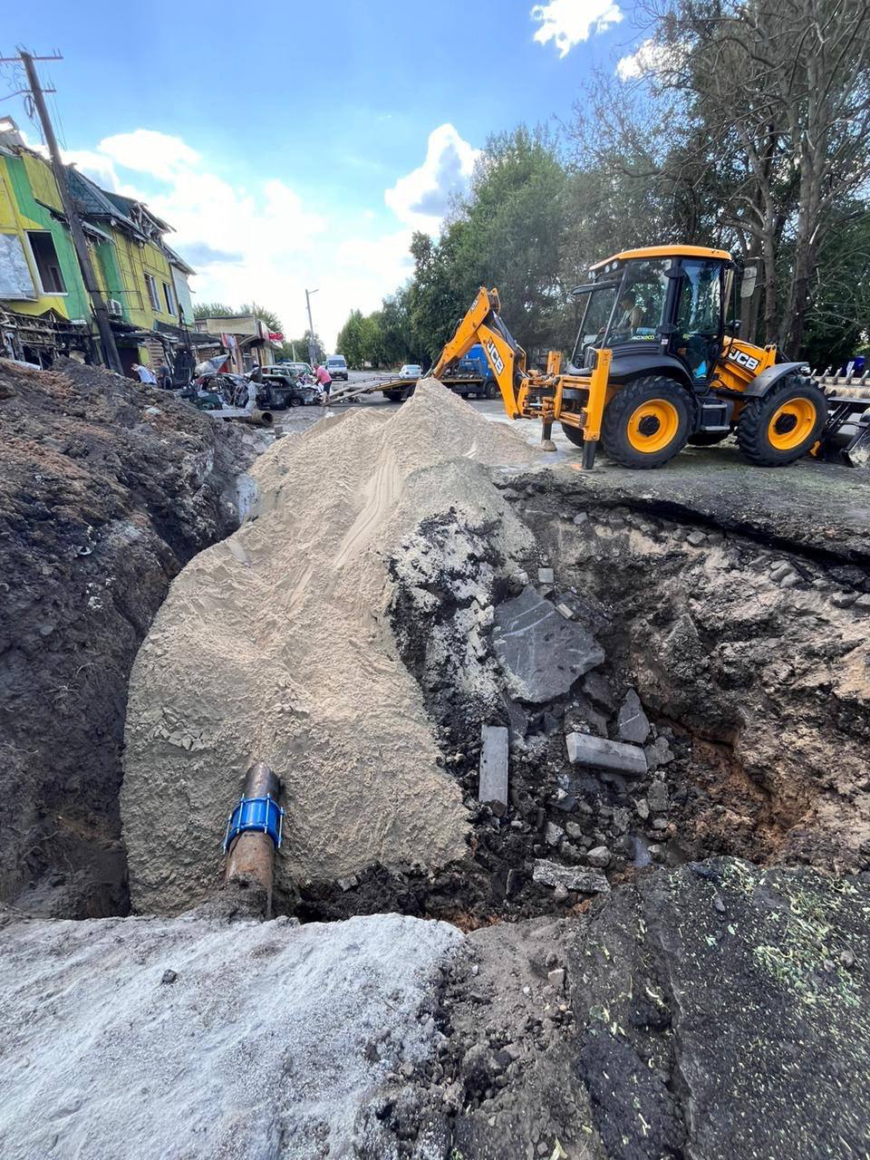 В Вольнянске восстановили водопровод и дорогу после ракетного обстрела (ФОТО)