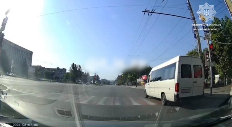 Водитель маршрутки в Запорожье проскочил на “красный” свет: как отреагировала полиция