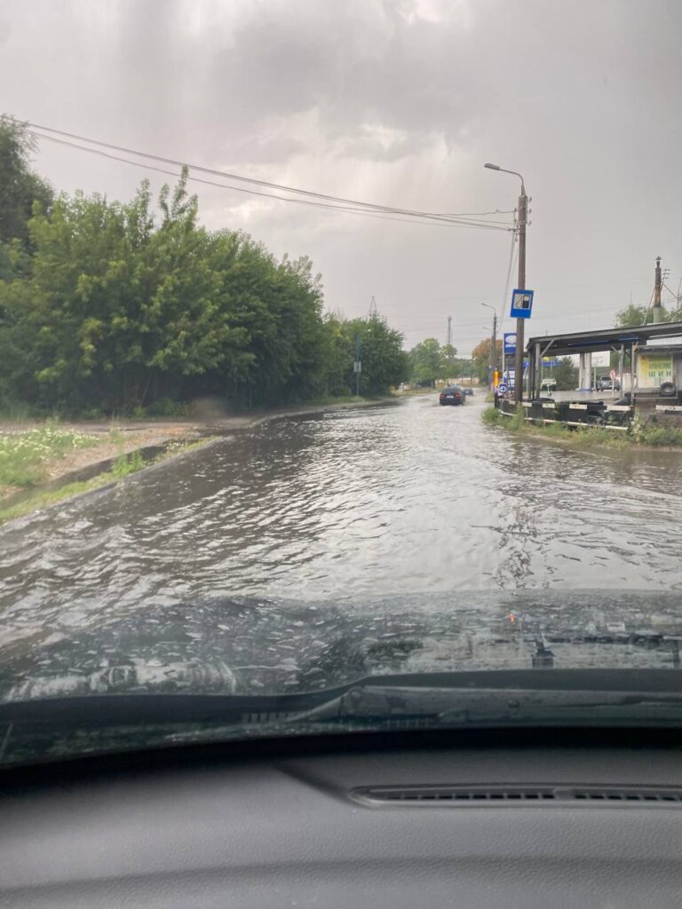 Улицы Запорожья затопило после ливня (ФОТО)