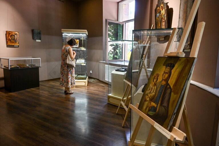 У Запорізькому обласному краєзнавчому музеї відкрилась виставка до Дня української державності