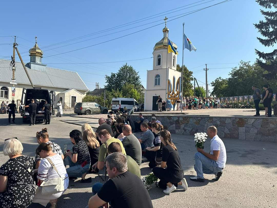 На Запоріжжі в останню путь провели військового з села Кам’янське (ФОТО)
