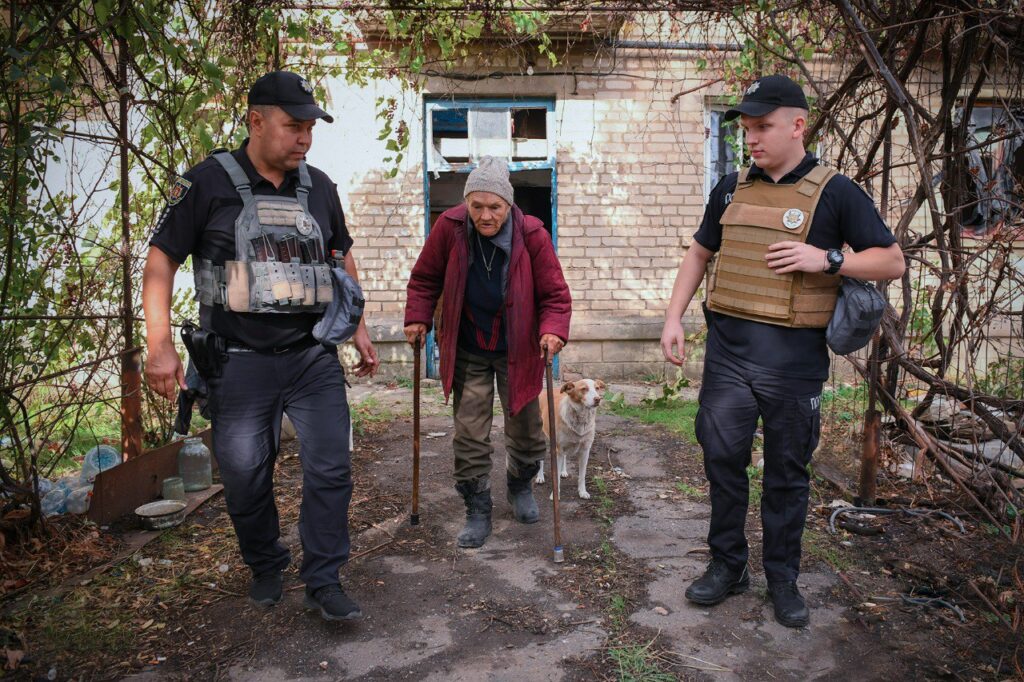 Поліцейські евакуювали з Оріхова самотню пенсіонерку (ФОТО, ВІДЕО)