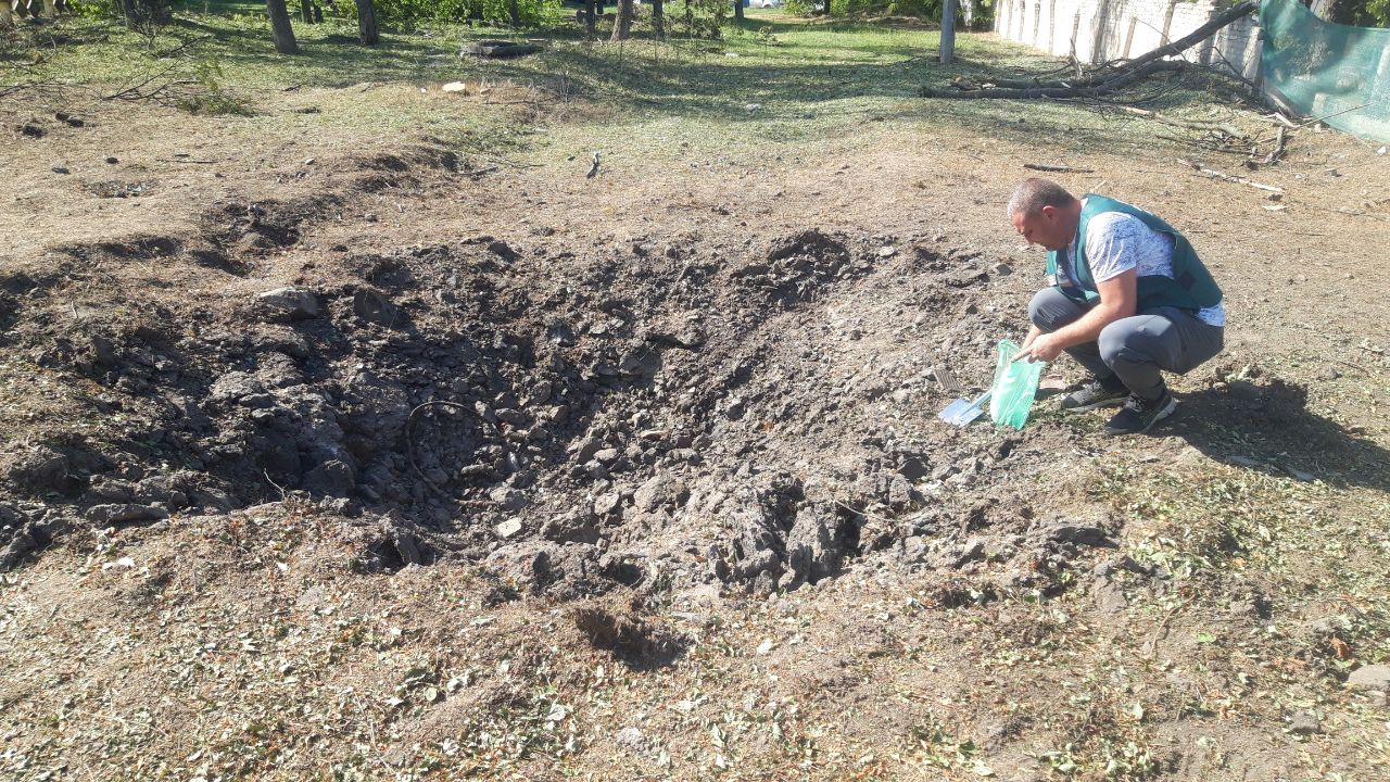 Екологи показали вирву від авіабомби по Запоріжжю (ФОТО)