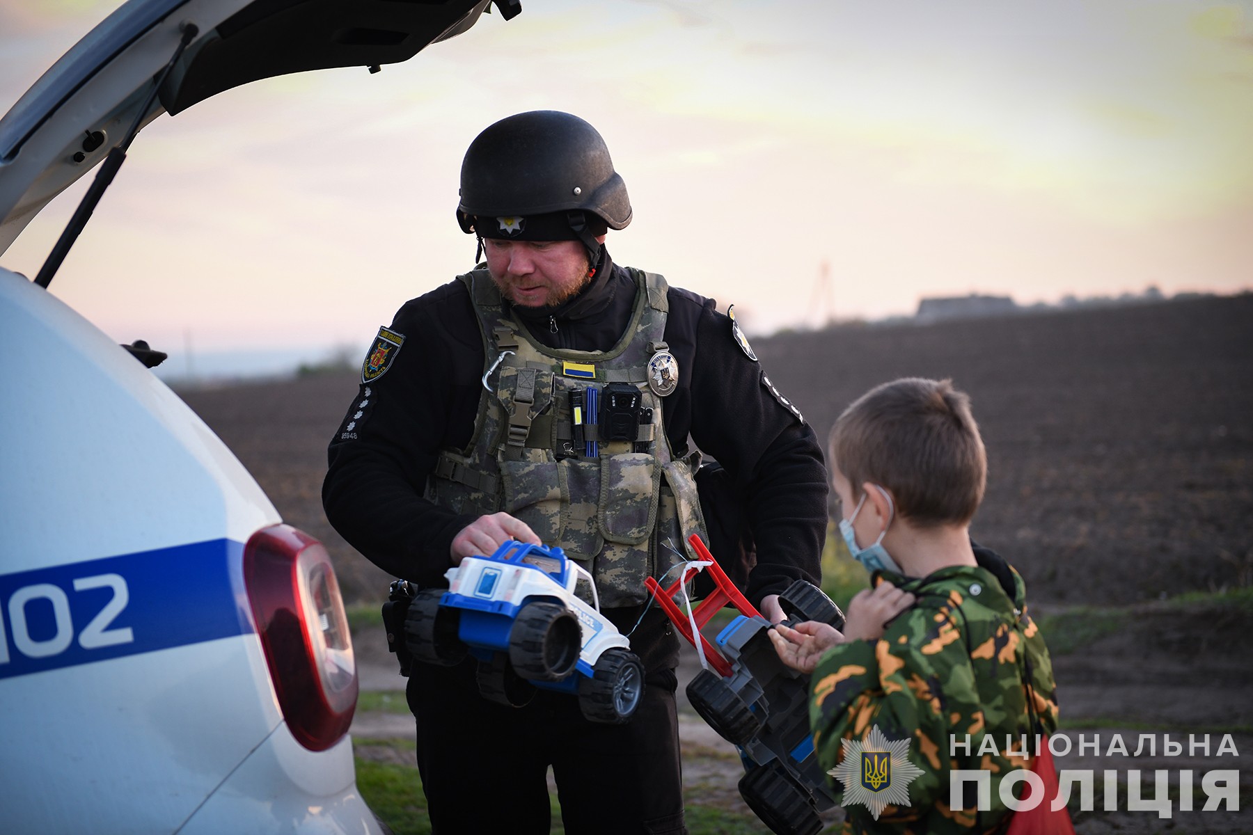 Полицейские эвакуировали многодетную семью из поселка Приморское на Львовщину (ВИДЕО)