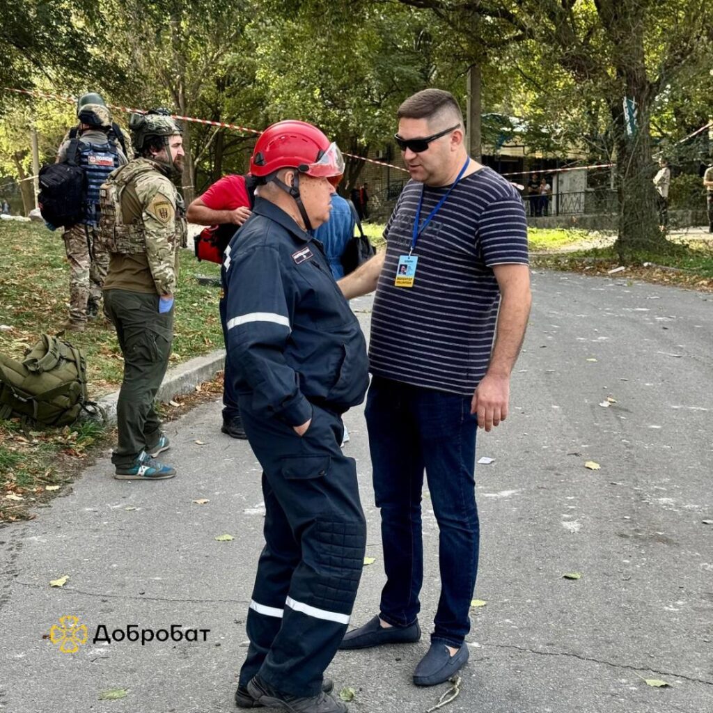 Вчора, 1 жовтня, росіяни завдали чергового удару по Запоріжжю. Пошкоджень зазнали житлові квартири та інфраструктура в двох районах міста. На місце події виїхали волонтери Добробату, щоб допомогти у розборі завалів.