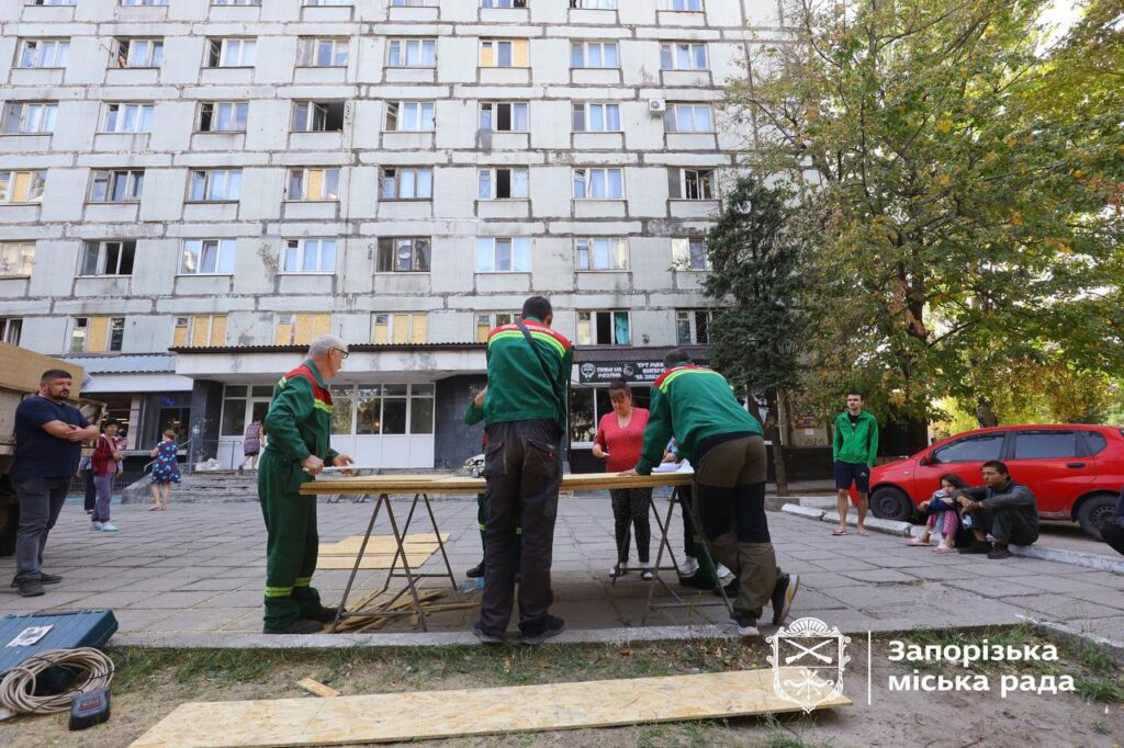 Комунальники працюють на місці влучання