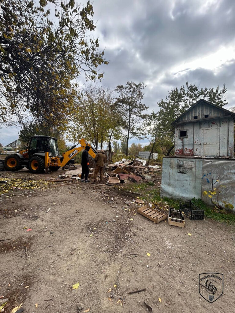 В одному з районів Запоріжжя демонтували три занедбані споруди